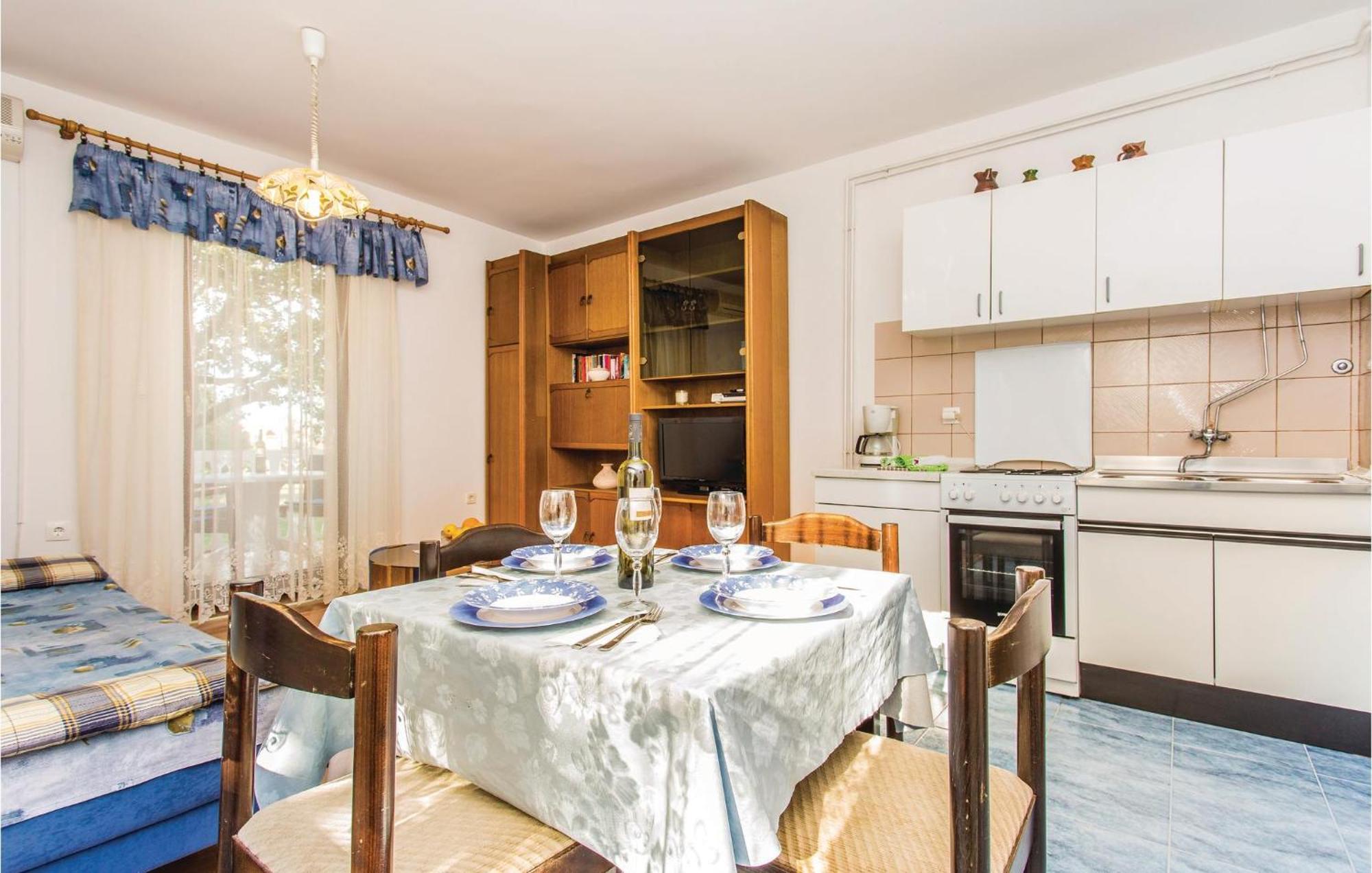 1 Bedroom Awesome Apartment In Малинська Екстер'єр фото