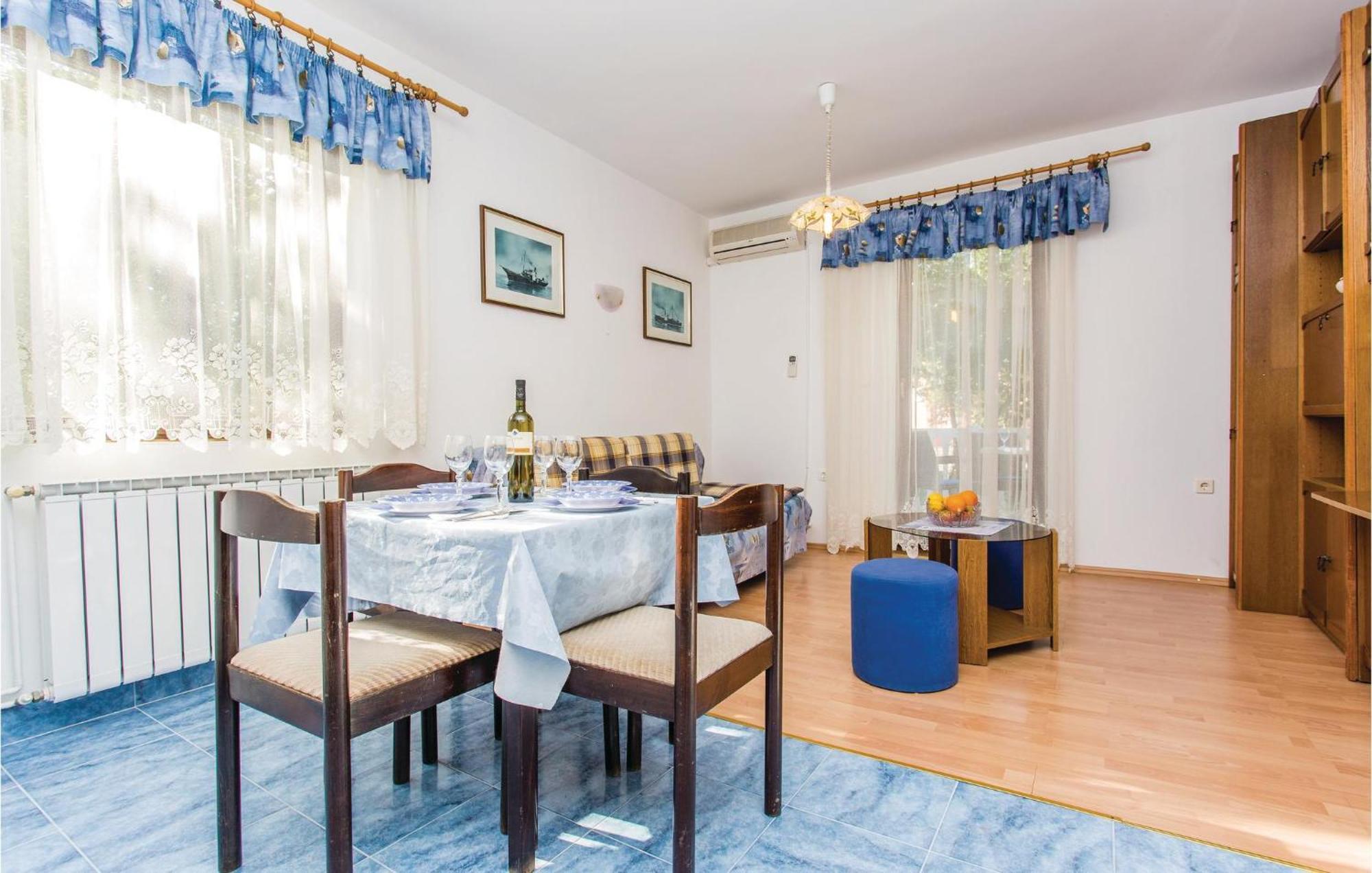 1 Bedroom Awesome Apartment In Малинська Екстер'єр фото