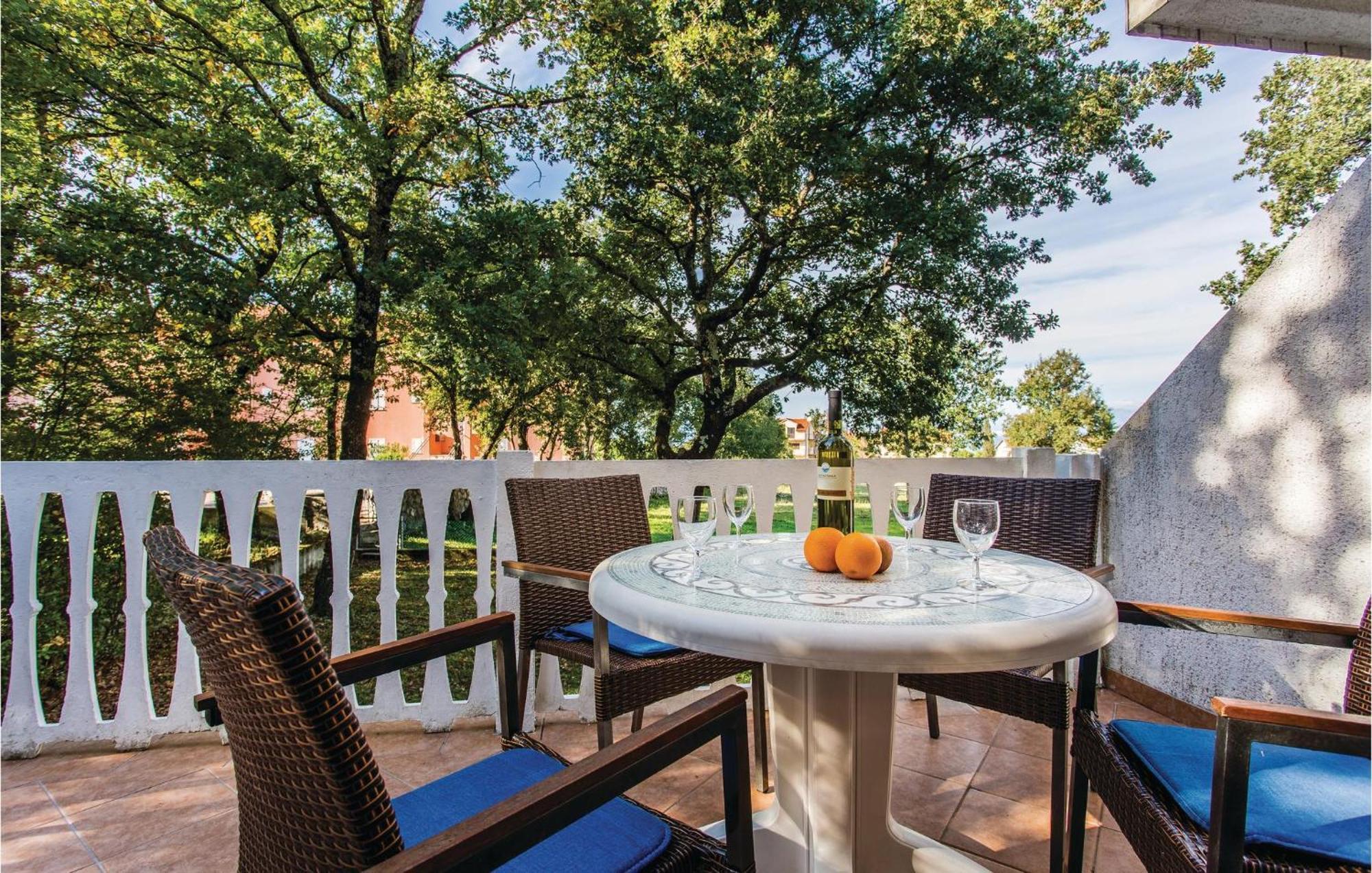 1 Bedroom Awesome Apartment In Малинська Екстер'єр фото