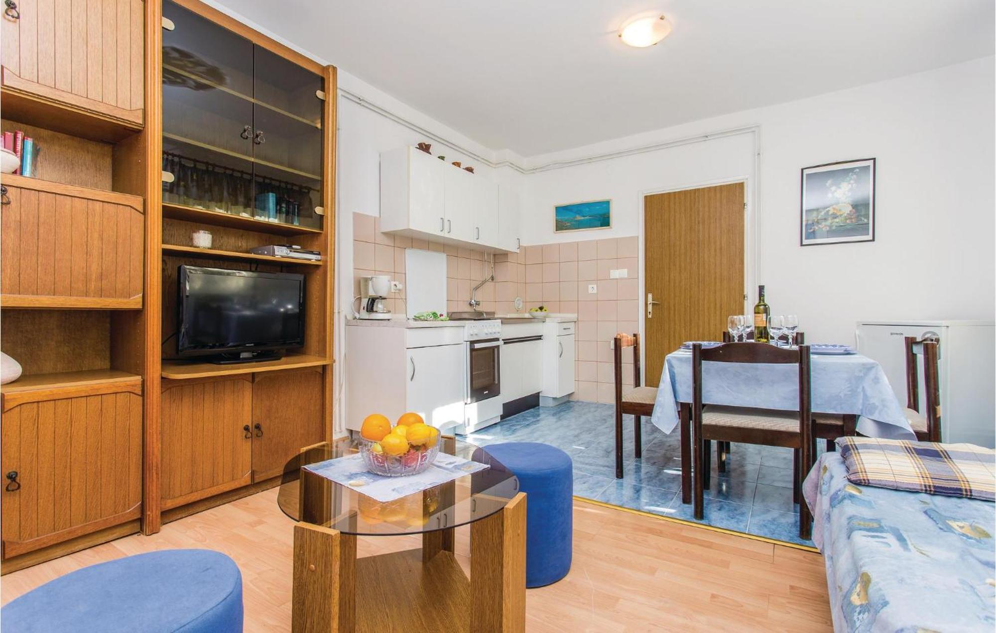 1 Bedroom Awesome Apartment In Малинська Екстер'єр фото